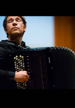 Przemysław Wojciechowski z akordeonem