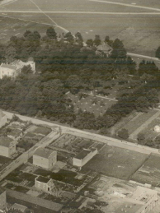 Zdjęcie z lotu ptaka, zabudowania miejskie wśród zieleni.