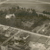 Zdjęcie z lotu ptaka, zabudowania miejskie wśród zieleni.