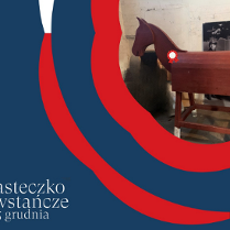 Plakat promujący punkt bohaterów w Miasteczku Powstańczym. W prawym, górnym narożniku zdjęcie drewnianego konia. Granatowe tło obok czerwono-białe wstęgi.