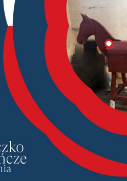 Plakat promujący punkt bohaterów w Miasteczku Powstańczym. W prawym, górnym narożniku zdjęcie drewnianego konia. Granatowe tło obok czerwono-białe wstęgi.