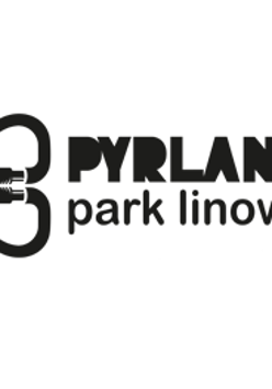 Czarny napis pyrland park linowy na białym tle.