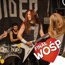 Członkowie zespołu Raider w trakcie występu na scenie.