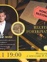 To zdjęcie to plakat koncertu recitalu fortepianowego. Wyraźnie prezentuje tekst i obrazy związane z wydarzeniem. Po lewej stronie znajduje się fotograficzne zdjęcie osoby ubranej w formalny strój. Na dole podane są data i godzina recitalu: "23.11 19:00", a dodatkowy tekst wspomina "Muzyczna uczta z utworami F. Chopina", sugerując, że koncert będzie zawierał utwory Fryderyka Chopina. Całość kolorystyki plakatu to głównie żółty i czarny, co nadaje mu formalny i elegancki wygląd.