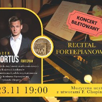 To zdjęcie to plakat koncertu recitalu fortepianowego. Wyraźnie prezentuje tekst i obrazy związane z wydarzeniem. Po lewej stronie znajduje się fotograficzne zdjęcie osoby ubranej w formalny strój. Na dole podane są data i godzina recitalu: "23.11 19:00", a dodatkowy tekst wspomina "Muzyczna uczta z utworami F. Chopina", sugerując, że koncert będzie zawierał utwory Fryderyka Chopina. Całość kolorystyki plakatu to głównie żółty i czarny, co nadaje mu formalny i elegancki wygląd.