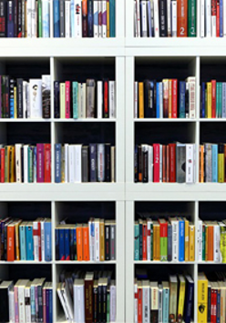 regał z książkami