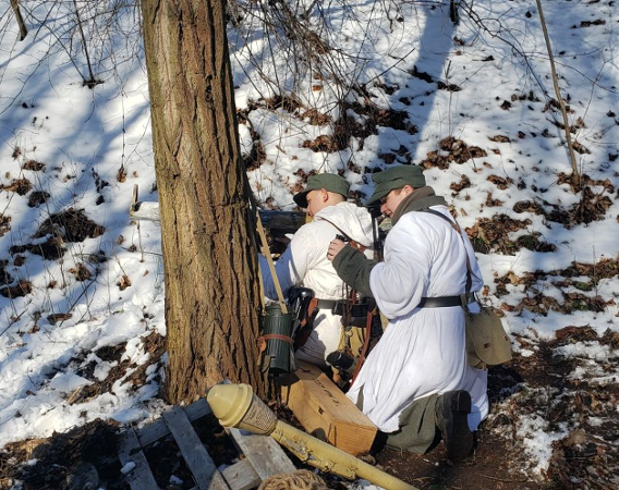 Rekonstruktorzy w historycznych mundurach.