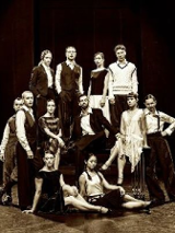 Aktorzy spektaklu stojący na scenie