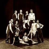 Aktorzy spektaklu stojący na scenie