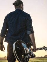 Robert Wojciechowski z gitarą