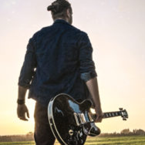 Robert Wojciechowski z gitarą