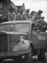 Stara fotografia z ludźmi na samochodzie ciężarowym