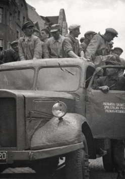 Stara fotografia z ludźmi na samochodzie ciężarowym