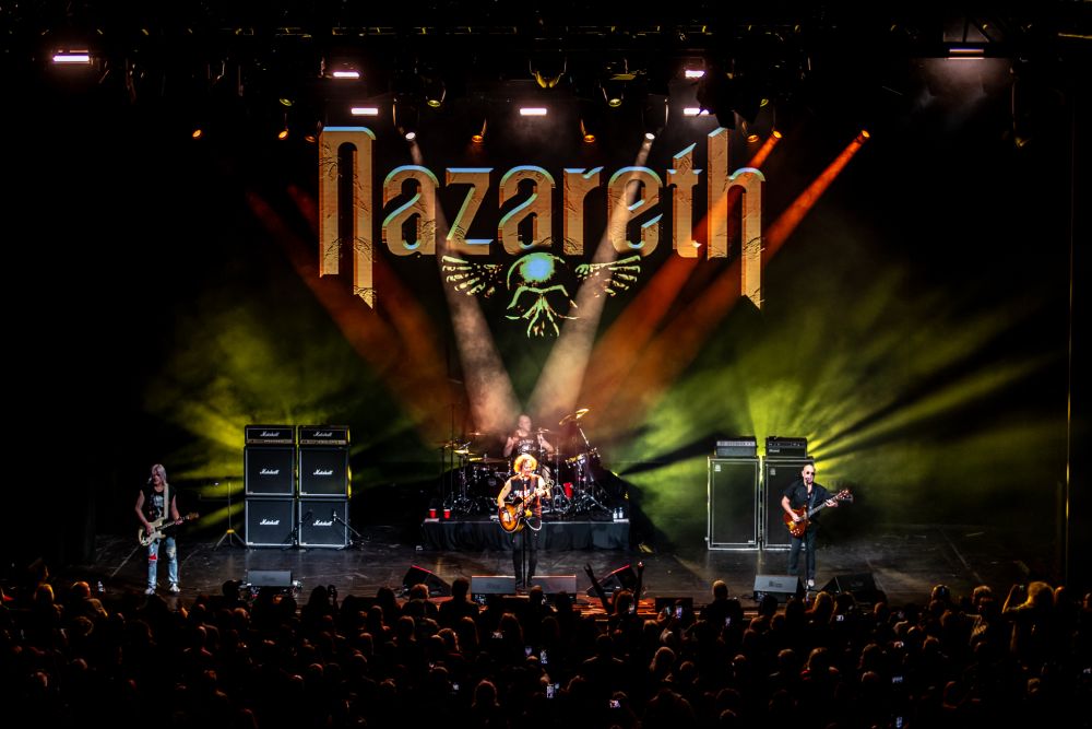 Rockowy zespół na scenie.