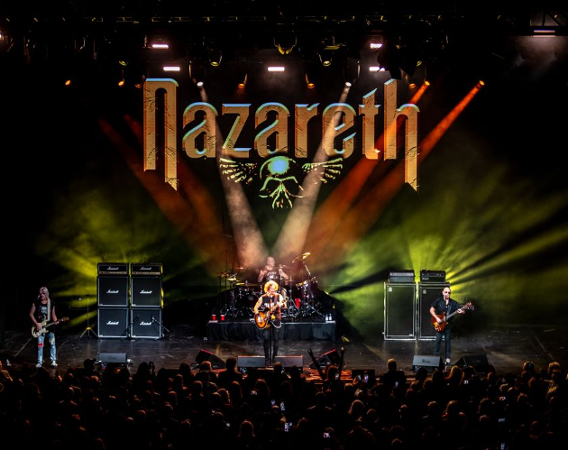 Rockowy zespół na scenie.