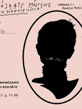 Obraz zawiera informacje o wydarzeniu związanym z kuratorskim oprowadzaniem wystawy zatytułowanej "Trójkąty miłosne u Sienkiewicza". Na zdjęciu znajduje się również plakat promujący to wydarzenie, na którym widnieje sylwetka (tzw. portret cieniowy) w owalnej ramce.