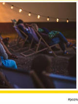 Kino plenerowe z leżakami i podwieszonymi lampkami, z boku napisy, które informują o wydarzeniu.