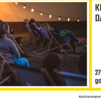 Kino plenerowe z leżakami i podwieszonymi lampkami, z boku napisy, które informują o wydarzeniu.