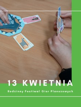 widok stolu i dwoch osób grających w grę planszową