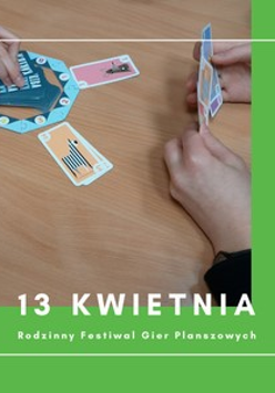 widok stolu i dwoch osób grających w grę planszową