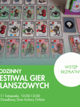 Zdjęcie rozłożonej na stole gry karcianej, w dolnej części zielony pas, na którym umieszczono napisy informujące o wydarzeniu, w lewym dolnym rogu białe koło na którym zamieszczono zielony napis: wstęp bezpłatny.