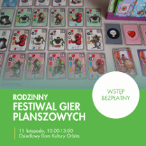 Zdjęcie rozłożonej na stole gry karcianej, w dolnej części zielony pas, na którym umieszczono napisy informujące o wydarzeniu, w lewym dolnym rogu białe koło na którym zamieszczono zielony napis: wstęp bezpłatny.