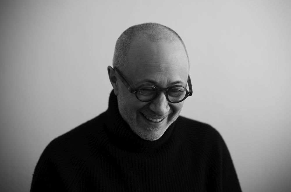 Mikołaj Grynberg, fot. Mikołaj Starzyński Roześmiany mężczyzna w okularach.