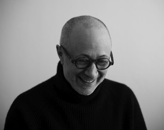 Mikołaj Grynberg, fot. Mikołaj Starzyński Roześmiany mężczyzna w okularach.