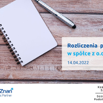 Z lewej strony rozłożony na stole kalkulator, notatnik i długopis. Z prawej tytuł szkolenia: Rozliczenia podatkowe w spółce z o.o. 14.04.2022 r. Na dole logotypy organizatorów: Poznań Biznes Partner i Krajowe Izby Doradców Podatkowych.