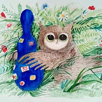 Rysunek sowy która trzyma futerał skrzypiec na tle łąki