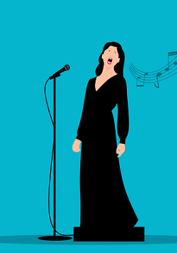 Rysunek stojącej i śpiewającej do mikrofonu kobiety. Obok Wstęga nut na pięciolinii. Tło niebieskie a pani w czarnej sukni wieczorowej.