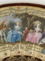 Rysunek fragment wachlarza z dwoma parami w strojach z dawnej epoki.