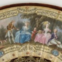 Rysunek fragment wachlarza z dwoma parami w strojach z dawnej epoki.