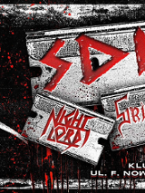 Szaro-czarno-czerwony plakat. W centrum trzy żyletki, a na nich czerwone napisy nazw zespołów. Po lewej sylwetka mężczyzny z wykrzywioną twarzą.