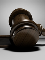 Młotek sędziowski.