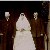 Saga z ciarkami na plecach