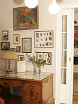 Salon Muzyczny Feliksa Nowowiejskiego: biurki i fotel z epoki, w głebi fortepian