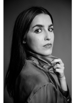 Czarno białe zdjęcie kobiety.