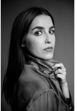 Czarno białe zdjęcie kobiety.