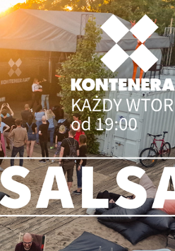 Zachód słońca na plaży. Pod sceną stoi dużo osób, która tańczy. Na zdjęciu napis "KontenerART każdy wtorek od 19.00 Salsa".