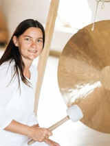 Kobieta uderzająca w gong.