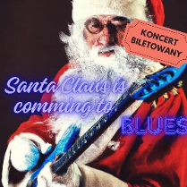 Mężczyzna w stroju Mikołaja trzyma w ręku gitarę. Przez środek grafiki przechodzi niebieski napis "Santa Claus is Coming to Blues".