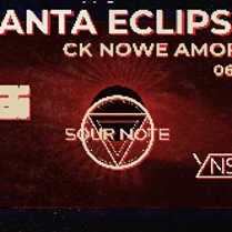 Plakat utrzymany jest w kosmicznej, zaćmieniowej stylistyce, z ciemnym, czerwonawym tłem, co może sugerować mroczny lub klimatyczny charakter wydarzenia.