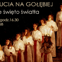 Artyści w długich białych szatach, przepasanych czerwonymi wstążkami, w dłoniach trzymają świeczki. Z boku napisy informujące o wydarzeniu.