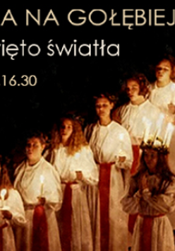 Artyści w długich białych szatach, przepasanych czerwonymi wstążkami, w dłoniach trzymają świeczki. Z boku napisy informujące o wydarzeniu.