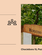 Brzoskwinioe tlo ze zdjęciem bramy Parku Rodziny Stablewskich. W tle zielone drzewa.