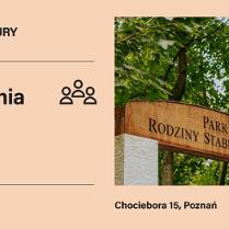 Brzoskwinioe tlo ze zdjęciem bramy Parku Rodziny Stablewskich. W tle zielone drzewa.