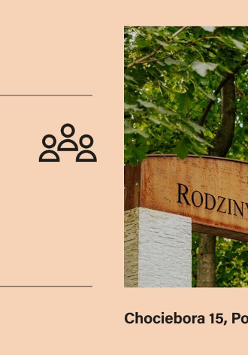 Brzoskwinioe tlo ze zdjęciem bramy Parku Rodziny Stablewskich. W tle zielone drzewa.