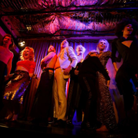 Satyra na władzę przy szampanie