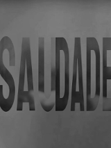 Minimalistyczna, czarno-biała grafika z dużym napisem "SAUDADE" na rozmytym, szarym tle. Litery mają lustrzane lub przezroczyste wypełnienie, w którym odbijają się zarysy postaci.